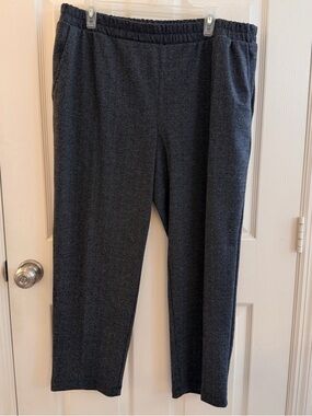 Classic Straight-Leg Knit Ankle Pants in Heathered Charcoal Houndstooth